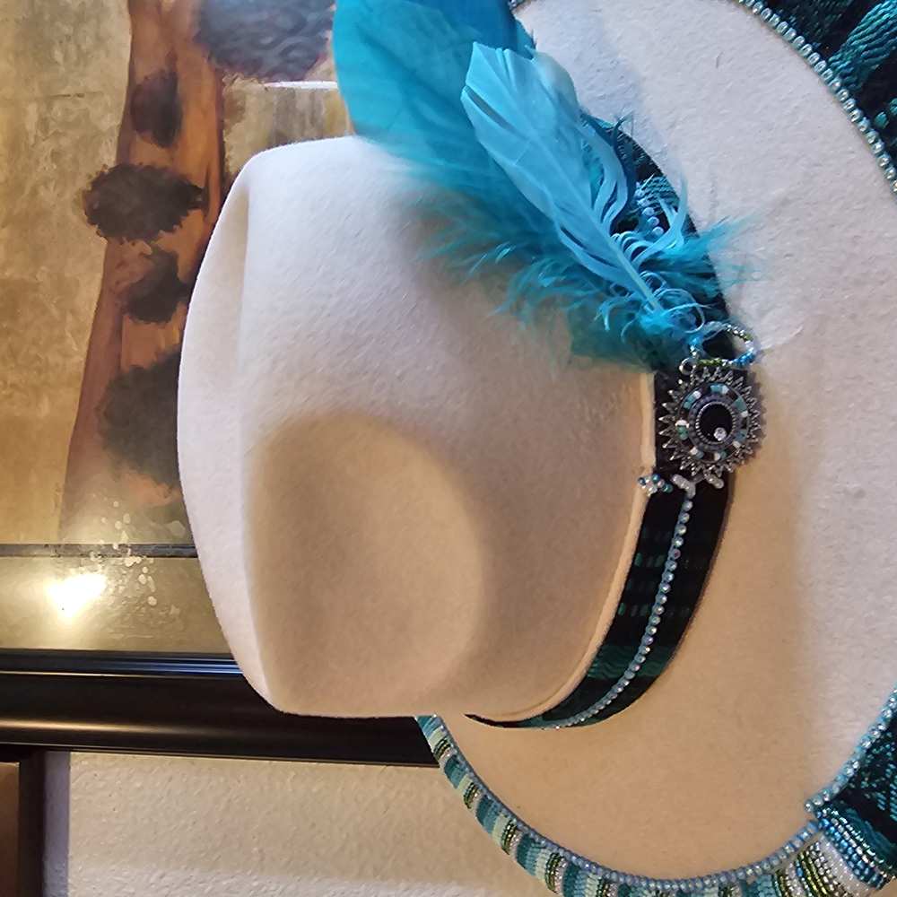 Elegant Cream Hat with Blue Feather Accent